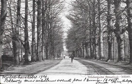 Driebergseweg0007, Driebergsche Straatweg. 1904.jpg - In 1818 wordt de Driebergsche Straatweg geplaveid waardoor het wonen aan deze weg aantrekkelijk werd. Gezicht richting Driebergen met rechts tramrails van de Paardentram O.S.M. (Arnhem-Zeist). Opname van 1904.